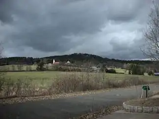 Blick vom Grenzübergang Schönberg/Vojtanov (D/CZ; B 92/S21) nordwestwärts auf Schönberg und zum Kapellenberg