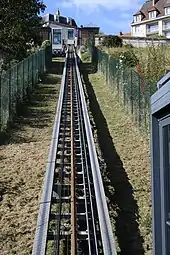 Schrägaufzug Panoramic 2 in Langres, oben links der 30 m lange Panoramic 1 in dessen Talstation