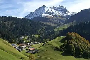 Schröcken vor Juppenspitze (2412 m) und Mohnenfluh (2542 m)