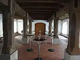 Empfangshalle, die Säule vorne rechts ist neu