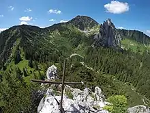 Gipfelkreuz mit Blick zu Schneeböden, Risserkogel, Plankenstein und Riederecksee