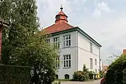 Schule von 1911, wegen der Bauform als Kaffeemühle bekannt