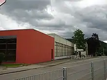 Bushaltestelle „Frommern Schule“ sowie die Sporthallen (Gymnastikhalle, Sporthalle, Turn- und Festhalle)