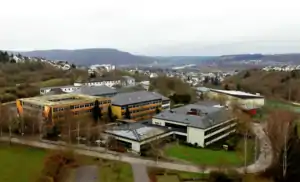 Das „Schulzentrum Konz“ mit dem Gymnasium, der Hauptschule und der Realschule; Luftbildaufnahme vom Februar 2016