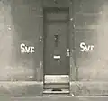 Lage-Kennzeichnung „S.v.r.“ (Schutzraum vorne rechts) für den Luftschutzkeller Wilhelmplatz 6 in Duisburg-Bruckhausen