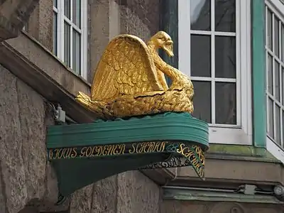 Skulptur „Goldener Schwan“