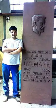 Bildhauer Schwan Kamal mit Relifskulptur in dusseldorf
