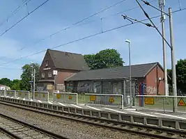 Haltepunkt Schwanheide (2008) mit dem 2012 abgerissenen Empfangsgebäude