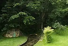 Karstquelle im „Schlattstaller“-Seitental. Steinhaus: Ehemalige Trinkwasser-Brunnenstube(Schwarze Lauter)