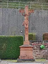 Friedhofskreuz und Kriegerdenkmal