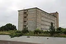 Außenaufnahme des Hochhauses, in dem sich eine Schweinezucht befand