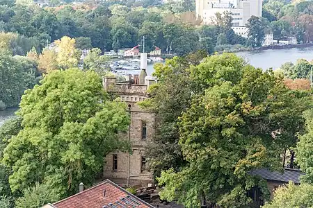 Blick von der Peterstirn über die Historisierende Burganlage von 1874 zum Main und zu den Wehranlagen (Stadtpark)
