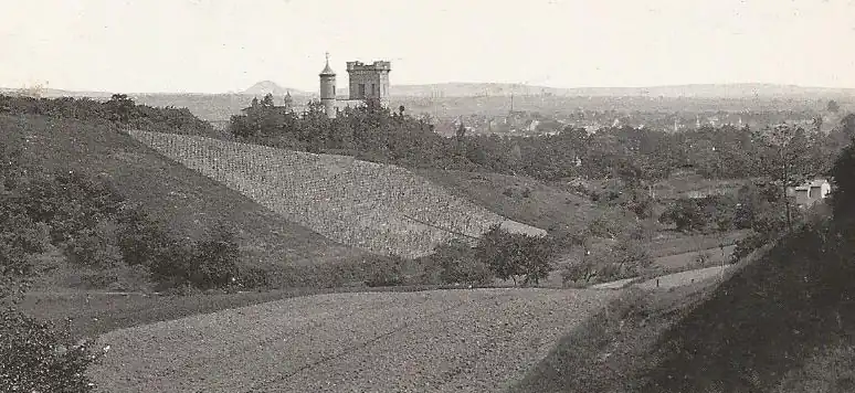 Höllental mit Burgberg Peterstirn und Weinbergen, dahinter Maintal, Schweinfurter Becken und Steigerwald (am Horizont), links mit Zabelstein.Im Jahre 1905