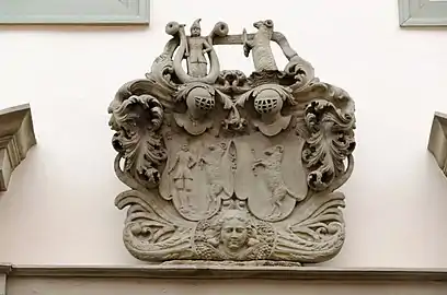 Ehewappen über dem Barockportal Fehr/Gampert mit Fährmann und Geißbock