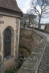 Die heutige Stütz­mauer des Unteren Walls wurde nach­träg­lich um den Chor herumgebaut