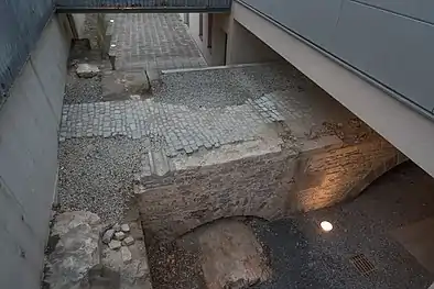 Freigelegte Spitaltorbrücke über den einstigen Wassergraben. Die Brücke verläuft unter dem Redaktionsgebäude des Schweinfurter Tagblatts hindurch