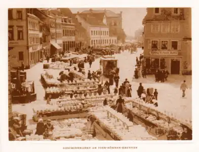 Albrecht-Dürer-Platz (früher: „Holzmarkt“) mit Geschirrmarkt.Vor 1922