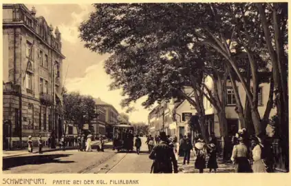 Steinweg (heute: Schultesstraße) mit Königlicher Filialbank und Bayerns ersten kommunalen Straßenbahn um 1905