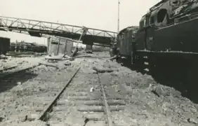 Zerstörter Fußgängersteg im Mai 1945