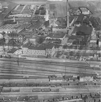 Hauptbahnhof-Nordseite 1920er Jahre.Hauptbahnhof mit östlichen Bereich des Hauptgüterbahnhofs, dahinter Bahnbetriebsamt und Fa. Kugelfischer