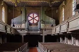Innenraum mit Holzempore, mit Orgel und den fünf klugen und fünf törichten Jungfrauen