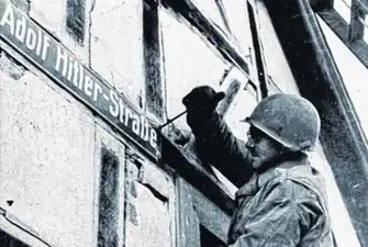 US-Soldat entfernt Straßenschild