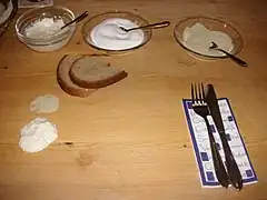 Schweinfurter Schlachtschüssel-Gedeck: Kren, Salz, Pfeffer, Brot