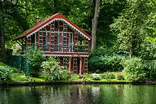 Ortgang mit Zier-Stirnbrettern (Schweizerhaus im Schlosspark Ritzebüttel)