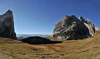 Blick durch das Schweizertor nach Süden. Links erhebt sich senkrecht die Torkante zur Drusenfluh (2827 m). Rechts sind die Ausläufer der Kirchlispitzen. Hier verläuft die Staatsgrenze Österreichs zur Schweiz.