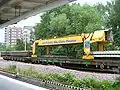 Schwellentransportwagen mit Portalkran einer Schnellumbaumaschine