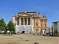 Mecklenburgisch­es Staatstheater mit ursprünglicher ockergelber Fassadenfarbe