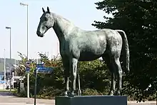 Statue des Pferdes Meteor von Hans Kock vor der Staatskanzlei (1957)