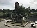 Fudō-Myōō-Statue am Wasserfall mit der Takimi-Brücke links im Bild