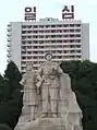 Skulptur mit Soldaten der Koreanischen Volksarmee