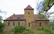 Ansicht von Süden mit romanischem Portal und barocken Sarkophagen