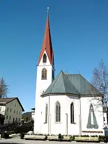 Wallfahrtskirche Sankt Oswald, links der Pfarrhof