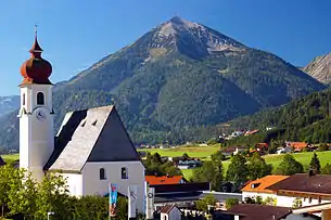 Ortskern mit Pfarrkirche Richtung Seekarspitze