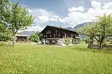 Seelackenmuseum von hinten mit Bauerngarten