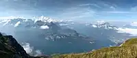 Seelisberg (Bildmitte), vom Fronalpstock gesehen