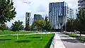 Gebäude entlang der Janis-Joplin-Promenade und des Seeparks, Blick Richtung Osten
