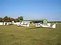 Segelflugzeuge in Hoya vor der Halle