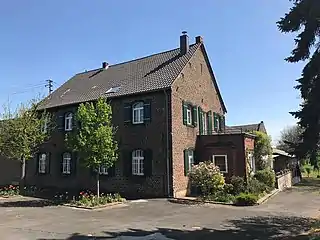 Haupthaus mit Terrasse und Seitenweg zum Schweitzerhaus