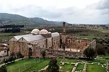 Linkes Bild: Isabey-Moschee in Selçuk, Provinz IzmirRechtes Bild: Grundriss der Isabey-Moschee