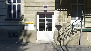 Haus 4, Eingang