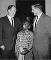 Senatpage Michael A. Johnson zwischen Hubert Humphrey (links) und Walter Mondale, 1970.