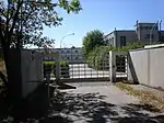 Zufahrt zum Sendergebäude mit Maschinenhaus (rechts)