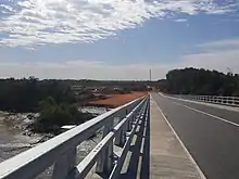 Blick vom Brückenscheitel nach Süden in Richtung Soma, (Gambia)