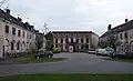 links und rechts zwei gleichartige ehemalige Kasernengebäude der Garde