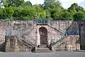 Ehrentreppe an der Rückseite der heutigen Stadtbücherei mit historischem Eisengeländer