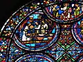 Zwölftes Medaillon (links oben): Der Leichnam von Thomas Becket liegt in einem Sarkophag.